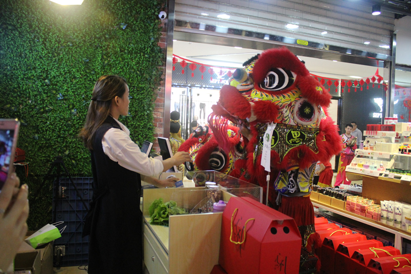 廣州小資生活 小資生活旗艦店 醒獅采青 助興開市 化妝品加盟